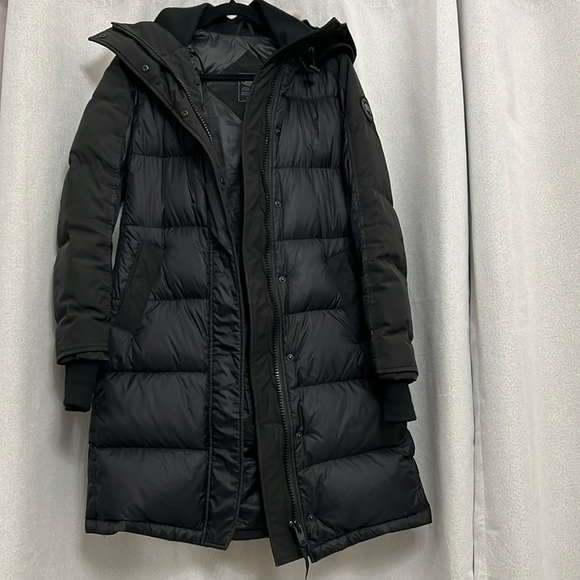 CANADA GOOSE WOMENS JACKET discontinued real fur hood!